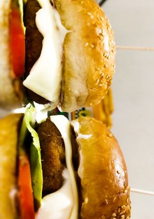 બર્ગર (Burger Recipe In Gujarati) રેસીપી મુખ્ય ફોટો