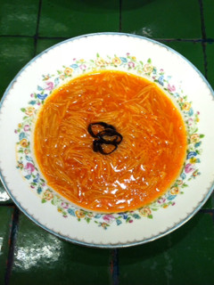Una foto de Sopa de fideos con chile guajillo