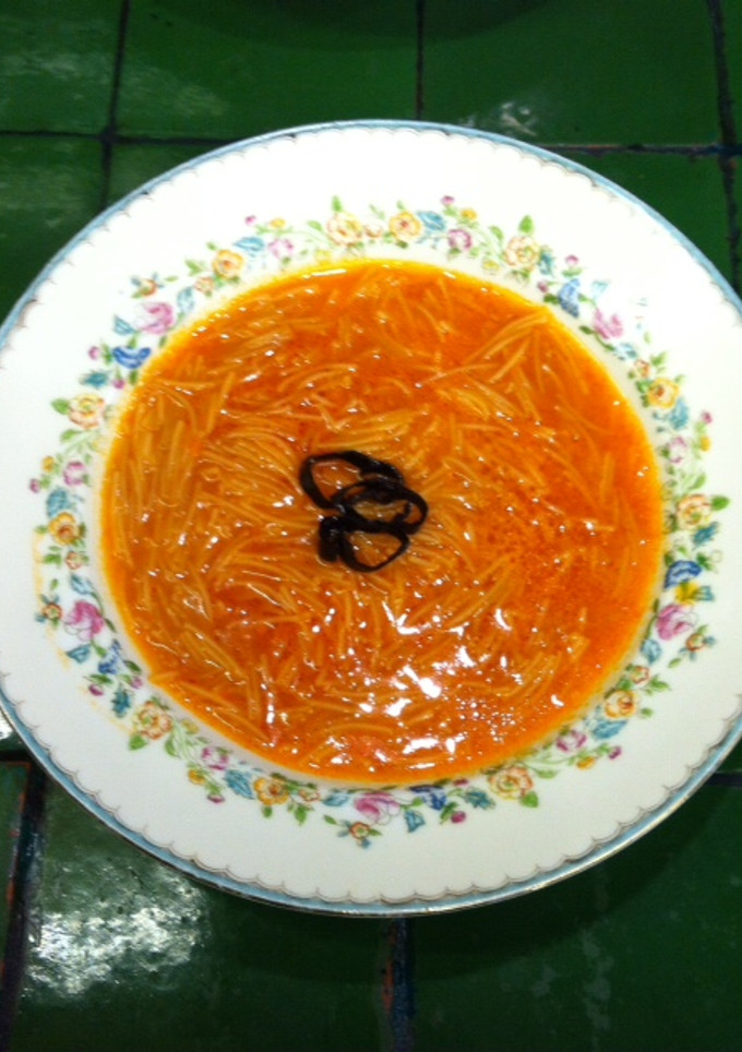 Una foto de Sopa de fideos con chile guajillo
