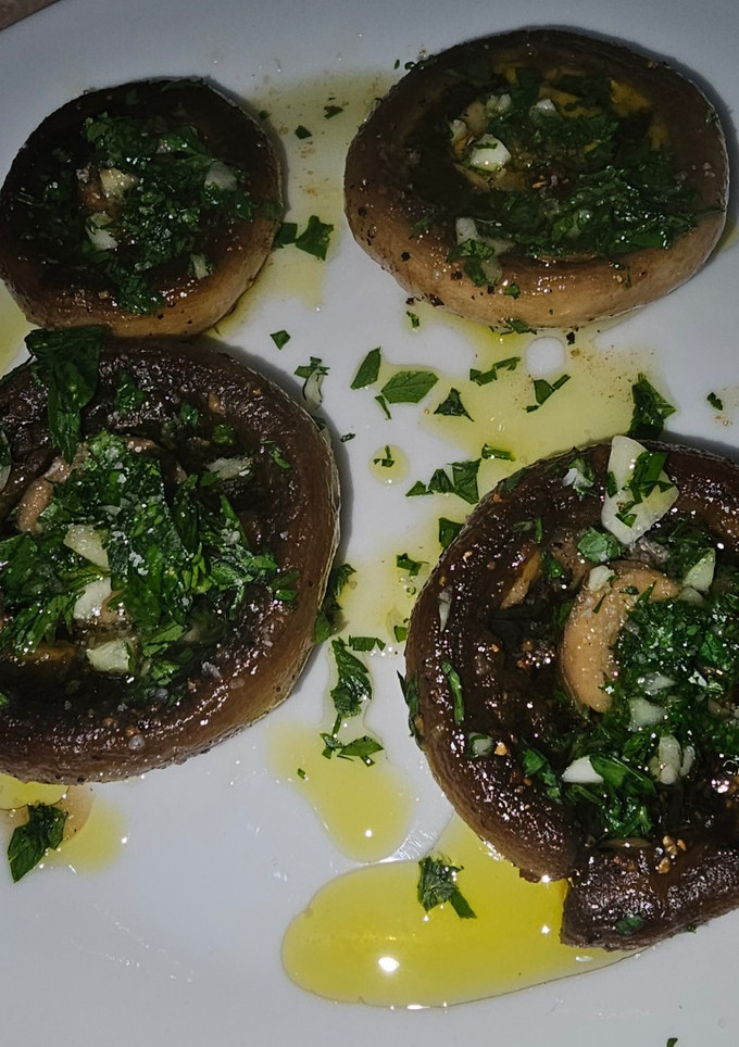 Una foto de Champiñones con ajo y perejil