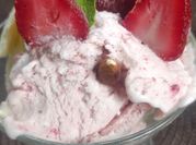 Una foto de helado de frutilla con clara de huevo