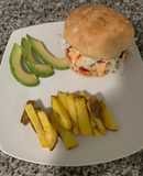 Hamburguesas de pollo, con aderezo de salsa sriracha y miel