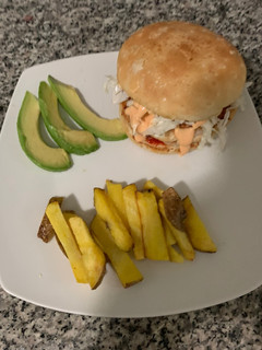 Una foto de Hamburguesas de pollo, con aderezo de salsa sriracha y miel