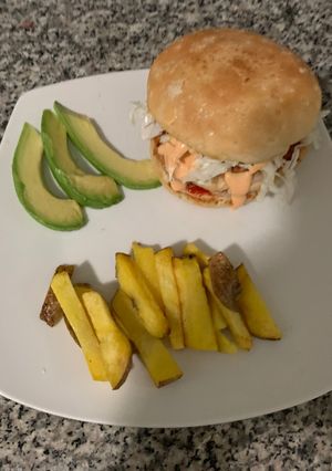 Una foto de Hamburguesas de pollo, con aderezo de salsa sriracha y miel