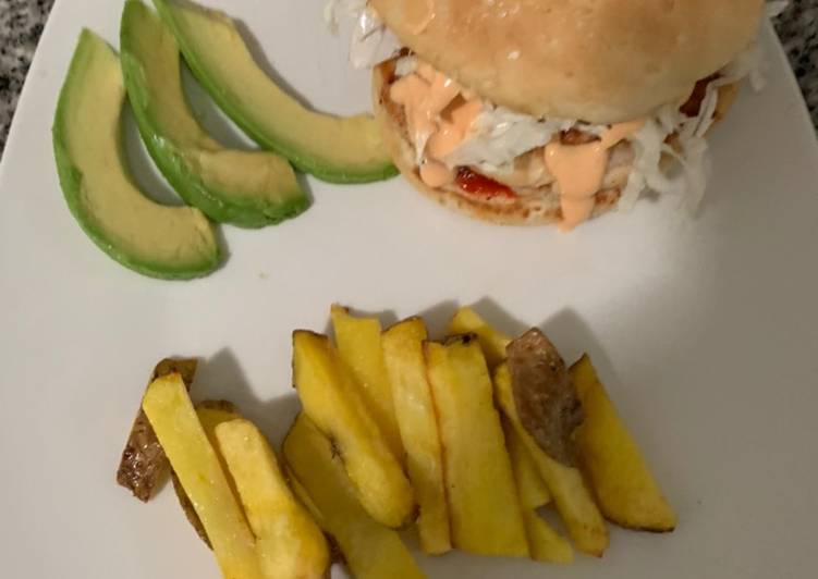 Hamburguesas de pollo, con aderezo de salsa sriracha y miel