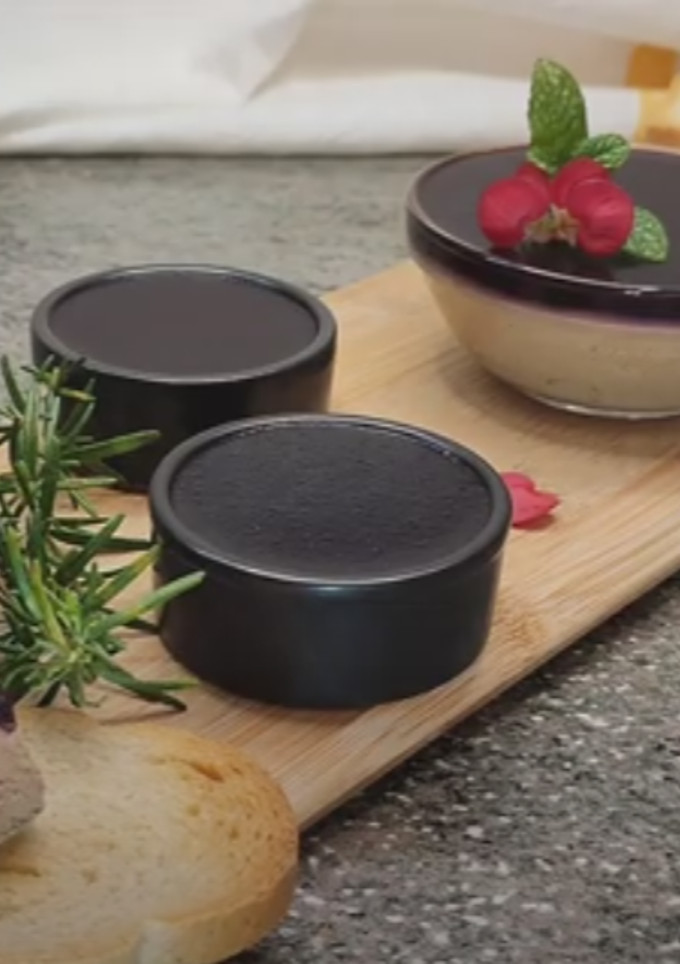 Una foto de Paté de hígado deluxe con gelatina de cerezas