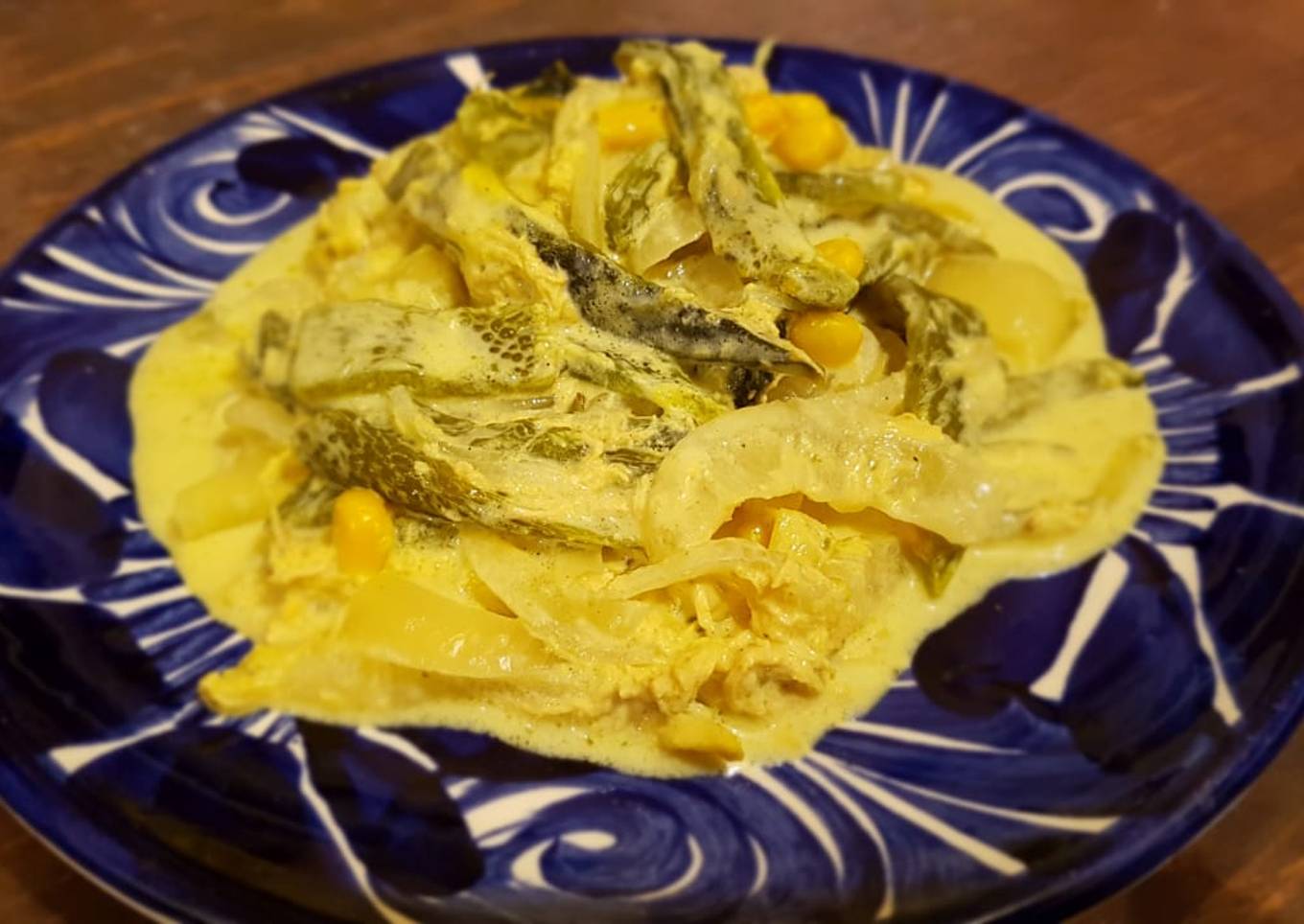 Rajas poblanas con pollo y crema al curry