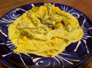 Una foto de Rajas poblanas con pollo y crema al curry