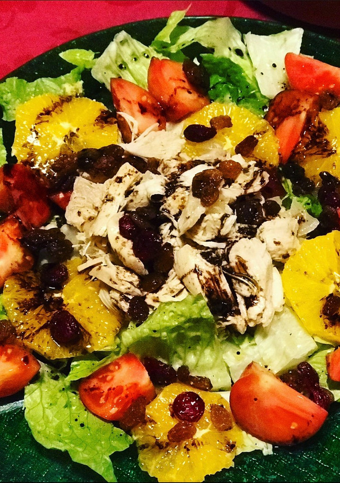 Una foto de Ensalada navideña de pollo escabechado