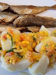Una foto de Chinchos en adobo con cachelos y vinagreta de huevo y tomate