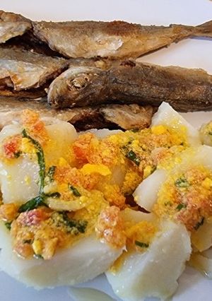 Una foto de Chinchos en adobo con cachelos y vinagreta de huevo y tomate