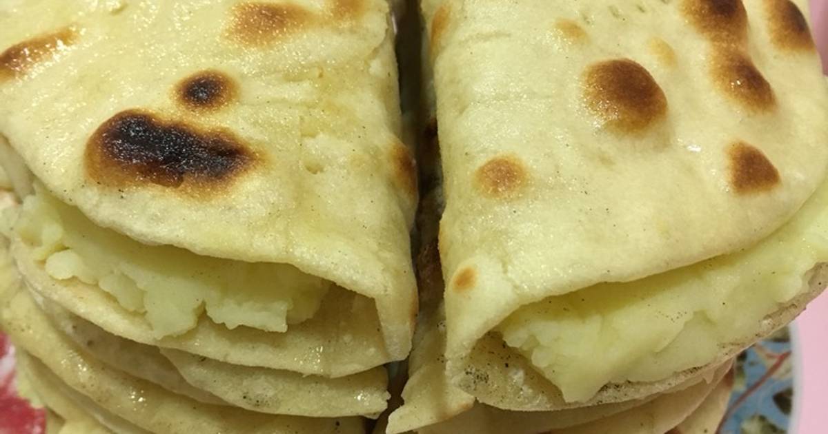 Татарское блюдо кыстыбый с картофелем. Тесто на костыбы. Татарское национальное блюдо кыстыбый. Кыстыбый с картошкой. Кутабы.