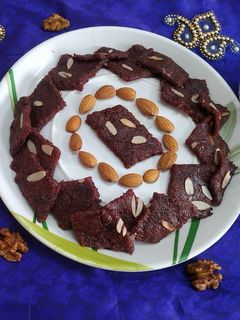 गुलकंदी बर्फी (gulkand barfi recipe in marathi) रेसिपी चे मुख्य फोटो