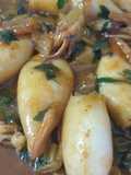 Calamarcitos con cebolla en fumet de mejillones