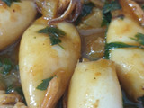Calamarcitos con cebolla en fumet de mejillones