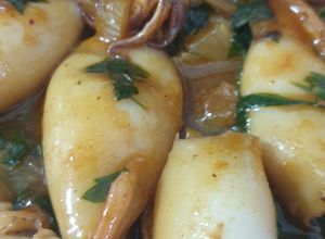 Una foto de Calamarcitos con cebolla en fumet de mejillones