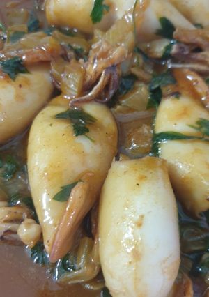 Una foto de Calamarcitos con cebolla en fumet de mejillones
