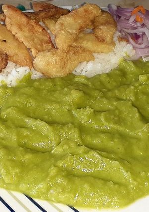 Una foto de Chicharrón de Pescado con Puré de Espinaca