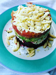 Una foto de Torre vegetal con queso griego
