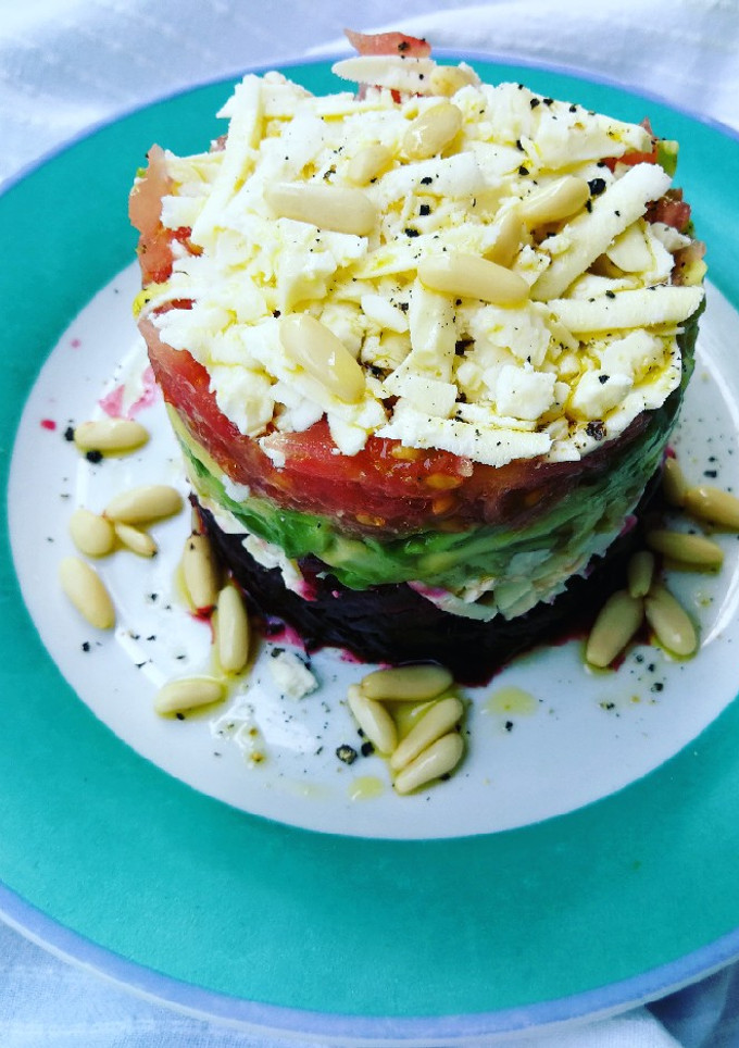 Una foto de Torre vegetal con queso griego