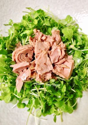 Hình của món Salad Cải Mầm Cá Ngừ Ngâm Dầu.