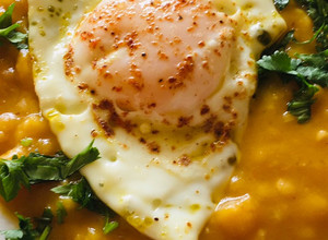 Una foto de Crema de arvejitas amarillas con zapallo camote y huevo frito