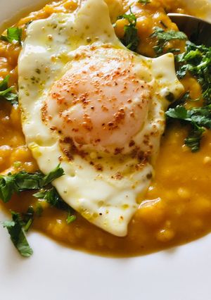 Una foto de Crema de arvejitas amarillas con zapallo camote y huevo frito