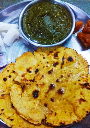 A picture of Saag,makka ki roti.