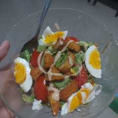 Salad sayur topping nugget telur রেসিপির প্রধান ছবি