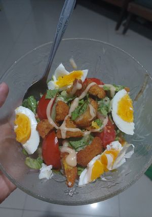 Foto resep Salad sayur topping nugget telur
