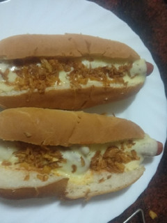 Foto principal de Perrito caliente con salchicha envuelta en queso y al microondas