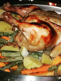 Una foto de Pollo al horno con vegetales