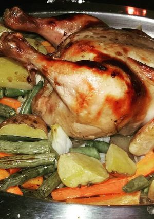 Una foto de Pollo al horno con vegetales