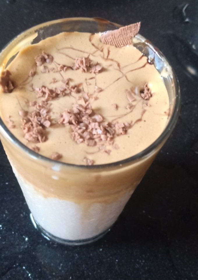 દલગોના કોફી (Dalgona Coffee Recipe In Gujarati) રેસીપી મુખ્ય ફોટો