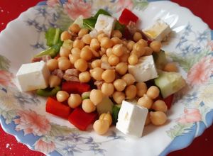 Foto principal de Ensalada de garbanzos con atún y queso feta aliñados a la soja