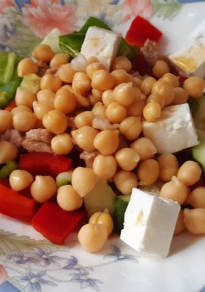 Una foto de Ensalada de garbanzos con atún y queso feta aliñados a la soja