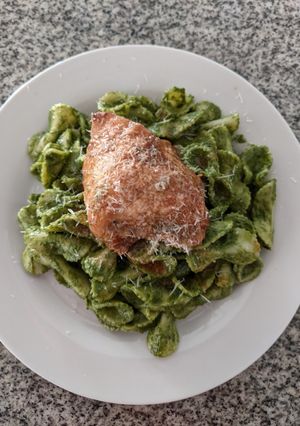 Una foto de Tallarines Verdes a mi estilo - versión pasta corta