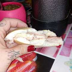 A picture of Pan con fiambre y queso acompañado con un buen maté 😝.