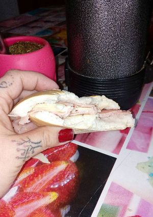 Una foto de Pan con fiambre y queso acompañado con un buen maté 😝
