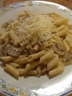 Una foto de Macarrones veganos/vegetarianos con salsa de trufa
