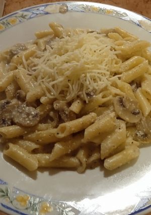Una foto de Macarrones veganos/vegetarianos con salsa de trufa
