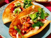 Una foto de salsa para taco dorado