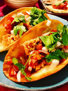 Una foto de Tacos dorados de atún y pico de gallo