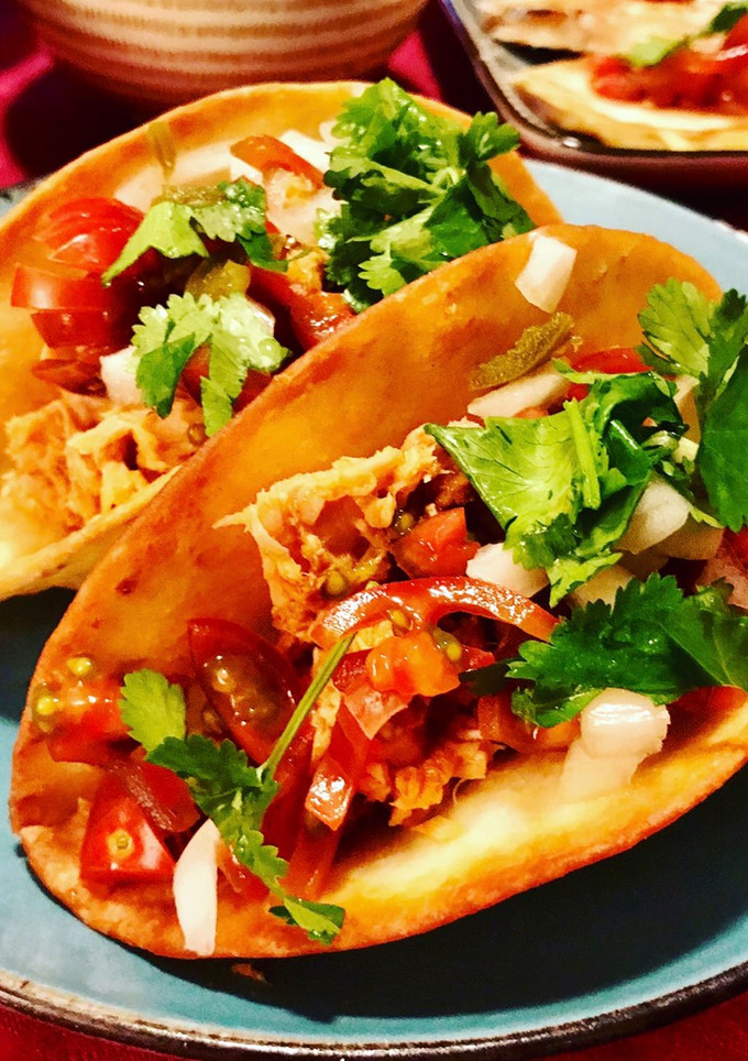 Una foto de Tacos dorados de atún y pico de gallo