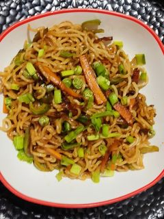 वेज चाऊमिन नूडल्स (Veg Chowmein Noodles Recipe In Marathi) रेसिपी चे मुख्य फोटो