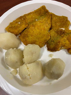 Una foto de Papas hervidas y filete d tilapia
