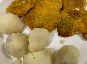 Una foto de Papas hervidas y filete d tilapia