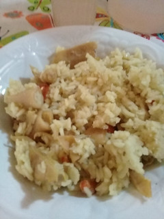 Una foto de Calamares con arroz amarillo