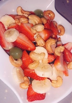 صورة لوصفة سلطه فواكه ومكسرات 🥰🍓🍇🍌 تحليه سريعه