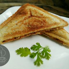 A picture of Jhatphat omelette sandwich.